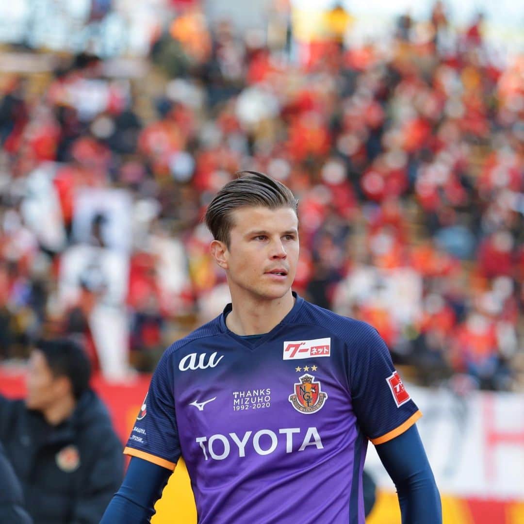 ミチェル・ランゲラクのインスタグラム：「Yesterday was my 100th league game for this great club! It’s been a huge privilege and a big responsibility but I have enjoyed every minute of it so far. We’ve had some good moments and some difficult moments but that is what makes this journey unforgettable. Hopefully many more games to be played in the future 🙏🏼🙌🏼」