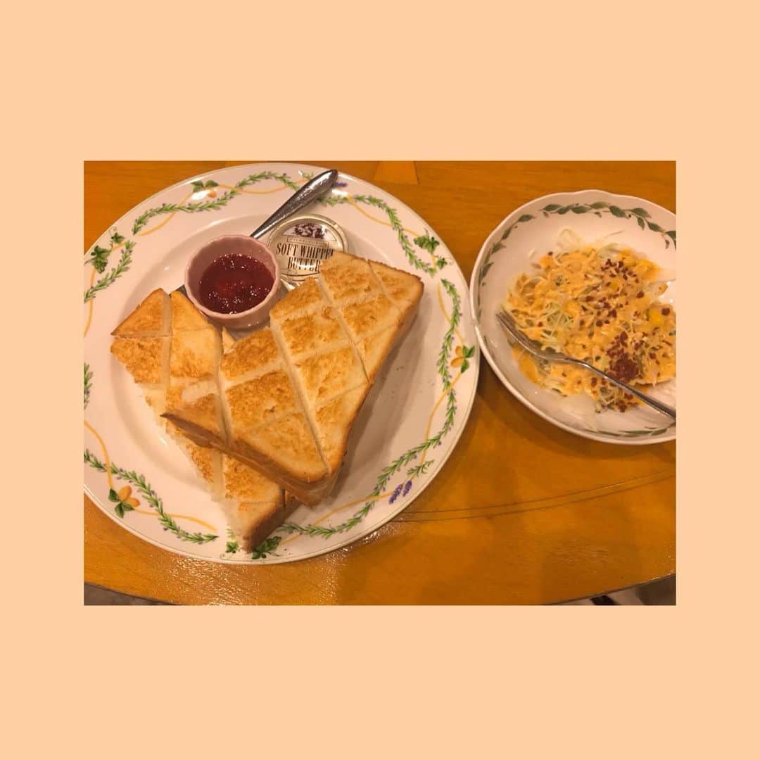 ねこてんのインスタグラム：「#名古屋　#モーニング　#カフェ  #外で自撮りどうしてますか #恥ずかしい」
