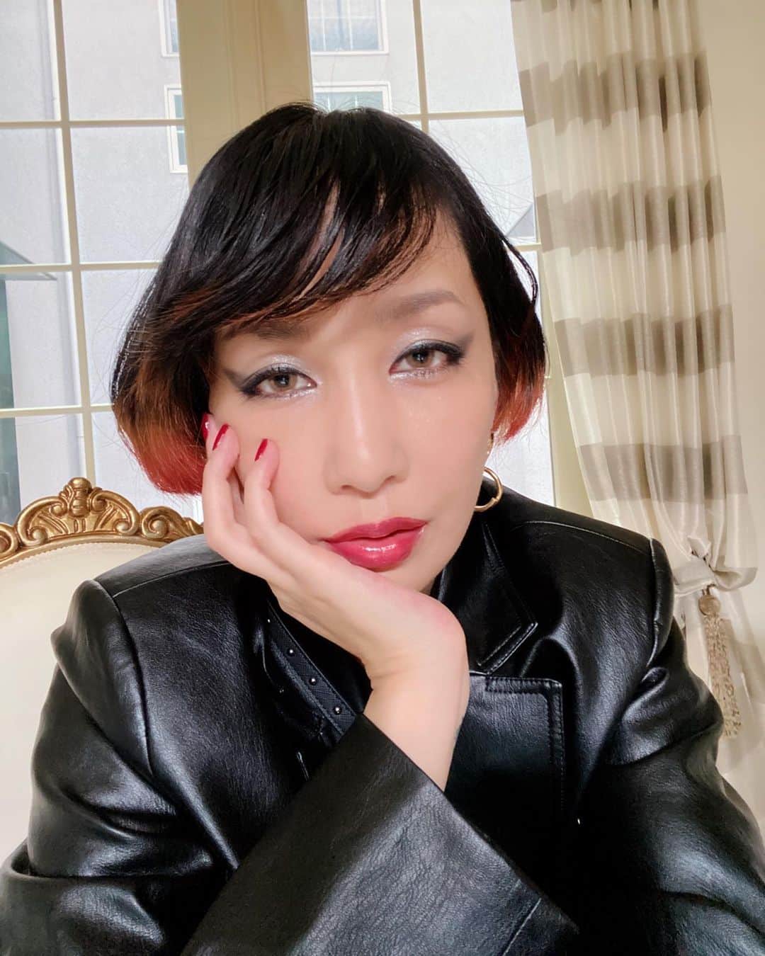 のインスタグラム：「. 少し前ですが ファンの方から コスメの質問 いただいたので 紹介します！  コスメ @givenchybeauty  ピアス @feifeixu_jewelry #givenchy #ありがとうございます！ #発色#色#形 #美しい #遅くなってごめんね！ #感謝」