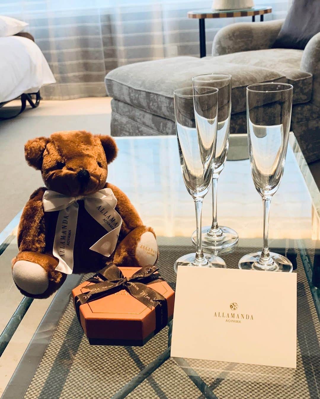megumiさんのインスタグラム写真 - (megumiInstagram)「妹の20歳の節目の誕生日に、ホテルステイのプレゼント🎁 . お部屋は広くて、駅から近くて、ホテルの周りにお店がいっぱいあっておこもりステイも困らないし、ジムもプールもスパもあって充実。(たぶん私が一番満喫してた笑) . アニバーサリープランでプレゼントしてもらえるくまちゃん🧸が可愛くて、随所で撮影協力してもらったよ〜🥺❤️ #映え . 何かの節目でまたこういう所に連れていけるようにお仕事がんばろ😉🔥 . . #どうも妹に映え写真を撮らせる姉です . . . . #東京ホテル #アラマンダ青山 #青山 #表参道 #ホテル女子会　 #パン好きトレーニー #healthylifestyle #healthybody #健康美 #naturalbeauty #自然体 #ボディメイク#bodymake #フィットネス #fitness #fitnessgirl #筋トレ #筋トレ女子 #体型記録 #ダイエット#diet #痩せたい #メリハリボディ#fitnessmodel #フィットネスモデル#お尻トレーニング #美尻 #美容」12月13日 20時03分 - megumi_aimy_fit