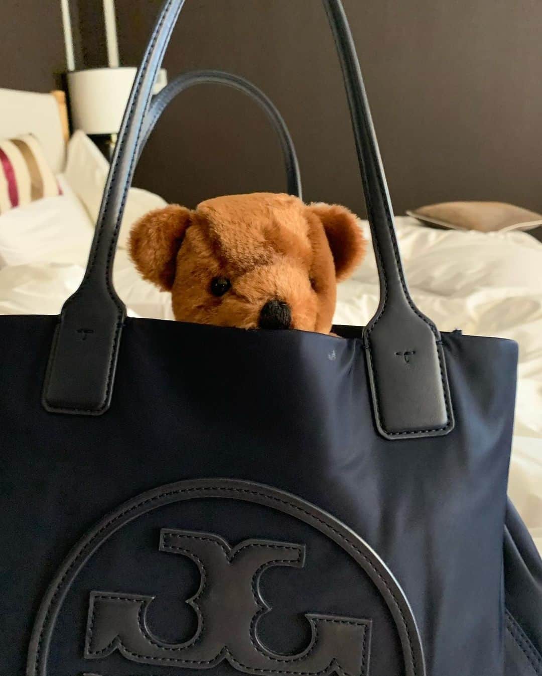 megumiさんのインスタグラム写真 - (megumiInstagram)「妹の20歳の節目の誕生日に、ホテルステイのプレゼント🎁 . お部屋は広くて、駅から近くて、ホテルの周りにお店がいっぱいあっておこもりステイも困らないし、ジムもプールもスパもあって充実。(たぶん私が一番満喫してた笑) . アニバーサリープランでプレゼントしてもらえるくまちゃん🧸が可愛くて、随所で撮影協力してもらったよ〜🥺❤️ #映え . 何かの節目でまたこういう所に連れていけるようにお仕事がんばろ😉🔥 . . #どうも妹に映え写真を撮らせる姉です . . . . #東京ホテル #アラマンダ青山 #青山 #表参道 #ホテル女子会　 #パン好きトレーニー #healthylifestyle #healthybody #健康美 #naturalbeauty #自然体 #ボディメイク#bodymake #フィットネス #fitness #fitnessgirl #筋トレ #筋トレ女子 #体型記録 #ダイエット#diet #痩せたい #メリハリボディ#fitnessmodel #フィットネスモデル#お尻トレーニング #美尻 #美容」12月13日 20時03分 - megumi_aimy_fit