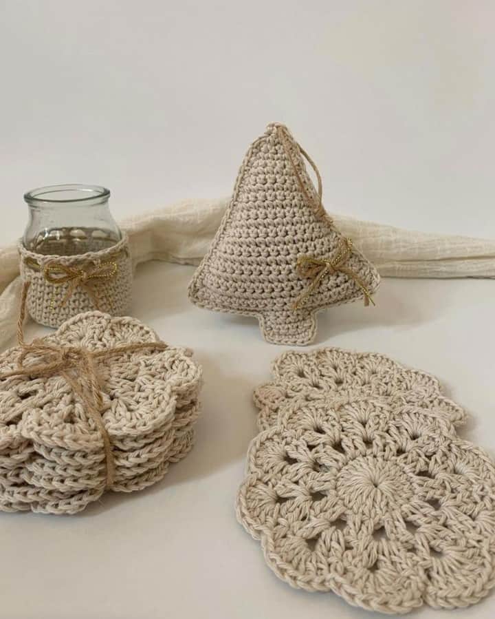 のインスタグラム：「How are you getting crafty this Christmas? 🎄⁣ ⁣ Show us what you’re making with #Loccicraft and tag us in your post so we can share your works in our stories ✨⁣ ⁣ We want to see all the incredible things you’re making this year, from crochet and Christmas cards to pottery and illustrations. Crafting is a great way to relax away from a screen and get something at the end to show off proudly. ⁣ ⁣ Don’t worry if you’re not the crafty type, you can get your hands on these gorgeous pieces by @jypdeco as cosy gifts with a handmade touch for your own home! ⁣ ⁣ #SelfcareSunday #ShopLocal #GiftIdeas #Christmas #crochet #Loccitane」