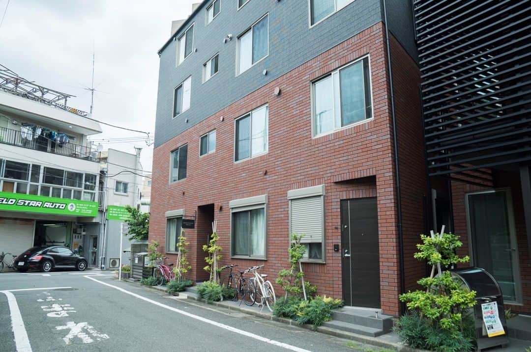 のインスタグラム：「『コンパクトにおさまりたい 201』﻿ ﻿ ・東急田園都市線駒沢大学駅 徒歩9分 ・7.9万円・18.22㎡・1R ___________________________________________________________________﻿  駒沢大学駅から環七通り方面へ徒歩9分。 若干歩きます。 駒沢は246沿いに縦長いので自転車があると街の中の移動も便利です。 サイクリングがてら街を走れば、いろんなジャンルの発見があるはず。  以前、環七の近くをお散歩していたとき、すごくおしゃれなお家だな〜って思いながら前を通ったことがあるのを思い出した。 それがここ。2色のタイルとビンテージな雰囲気が素敵じゃないですか。  お部屋は3階。 18㎡のコンパクトなお部屋。ひとり暮らしの方へおすすめです。  白を貴重とした空間にやさしい色味のフローリング。 シンプルにベッドと机だけでもなんだかおしゃれになっちゃいそう。  お風呂、トイレが別なのはデフォルトとしても、手洗いスペースがあるのがうれしいところ。手元にコンセントもついているので棚などおいて工夫すれば、ドライヤーとかも使えたりとなにかと便利です。  狭いながらの工夫もあって、玄関周辺の一部の壁が有孔ボードになっています。 鍵などのよく使うものから、帽子やカバンなどもディスプレイするように収納できます。 お気に入りの小物たち、定位置をどこにしよう。  広い部屋もいいけれど荷物も一度軽くして、コンパクトにおさまってみるのもいいかも。  ▼この物件の詳細、﻿ そのほかのお部屋はプロフィールのリンクから﻿ @setagayakurasson﻿ ___________________________________________________________________﻿ ﻿ 「オンラインでお部屋探し」スタートしました！ ご相談お待ちしております。 ﻿ ﻿https://setagayakurasson.com/online _____________________________________________________________________﻿ ﻿ #せたがやクラソン #せたがやンソン #賃貸 #お部屋探し #オンラインお部屋探し #引っ越し #内見 #部屋 #ワンルーム #ひとり暮らし #ふたり暮らし #好きな街 #暮らしを楽しむ #キッチン #家具 #世田谷 #賃貸インテリア #リノベーション #コンシェルジュ #世田谷のお部屋探し  #田園都市線 #駒沢大学駅 #世田谷線  #暮らしを楽しむ #ワンルームインテリア  #狭い部屋  #外観  #ペールトーン #断捨離 #一人を楽しむ」