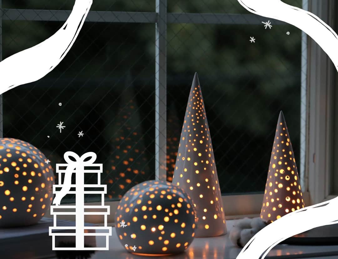KOZLIFEさんのインスタグラム写真 - (KOZLIFEInstagram)「今年のクリスマスは家で家族とのんびり過ごすという方が多いですよね。 クリスマス気分を盛り上げてくれて心地よく過ごせるようなデコレーションを揃えたくなります。 こちらは小さく開いた窓から優しい灯りがこぼれるキャンドルホルダー。  大切な方へのギフトにもどうぞ。  -登場したアイテム- KAHLER/Nobili　ツリー、ボール各種 -ホワイト-  ◎商品は当店トップページのバナーorプロフィールのURLからどうぞ。 ▶︎ @kozlife_tokyo  #KOZLIFE #kozlife_tokyo #LoveFoodLoveLife #kahler #kähler #nobili #instahome #Interior #kahlernobili #ノビリ#クリスマス#キャンドル #キャンドルホルダー #暮らし#北欧 #北欧インテリア #北欧雑貨 #インテリア #丁寧な暮らし #シンプルライフ #ディスプレイ #冬のインテリア #ツリー #陶器 #クリスマスプレゼント」12月13日 20時00分 - kozlife_tokyo