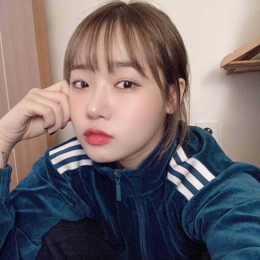 チェ・ユジョンのインスタグラム：「키링 좋은저녁 보내고 있남 😲 #유정 🌻 #위키미키 #WEKIMEKI #CHOIYOOJUNG #최유정 #YOOJUNG」