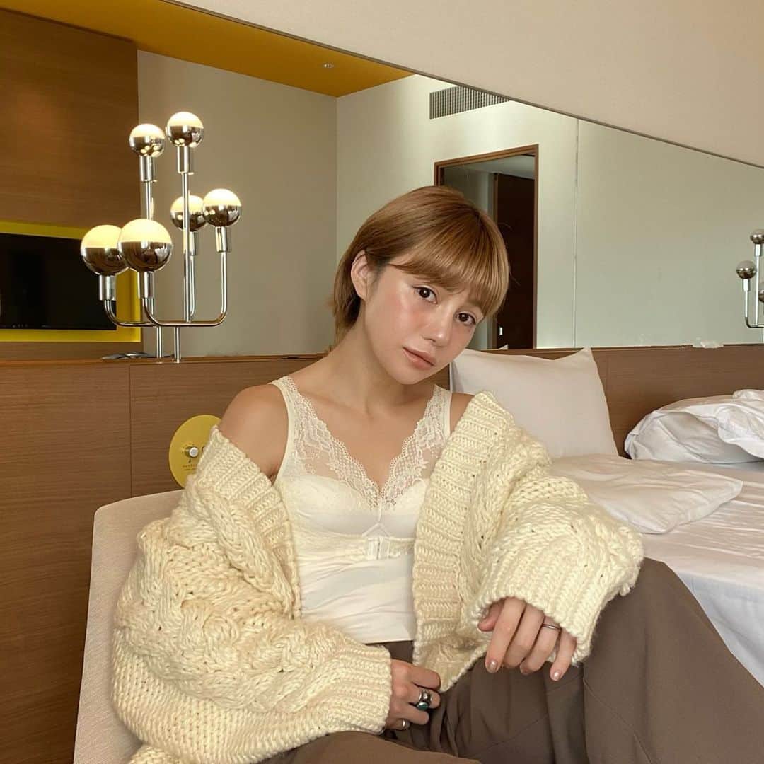 長谷川あやのインスタグラム：「⚪️⚪️⚪️#lulukushel#ルルクシェル#育乳#育乳ブラ#ナイトブラ#ナイトブラキャミ ・ ・ ・ おやすみ中💤も@lulukushel  #くつろぎ育乳キャミでしっかりバストケア✨ ・ ノンワイヤーで楽ちんだし しっかりホールドしてくれるので おやすみ中や部屋着としてもおすすめです😌💭 ・ まとめ買い応援キャンぺーン 開催中ということで 12月20日まで使えるSALE価格から 更に500円OFFになるクーポンを👇 クーポンコード：lk_5ayi12 ※単品には使用できないみたいです ・ 年末年始はおうち時間が増えると思し ぜひチェックしてみてください✨」