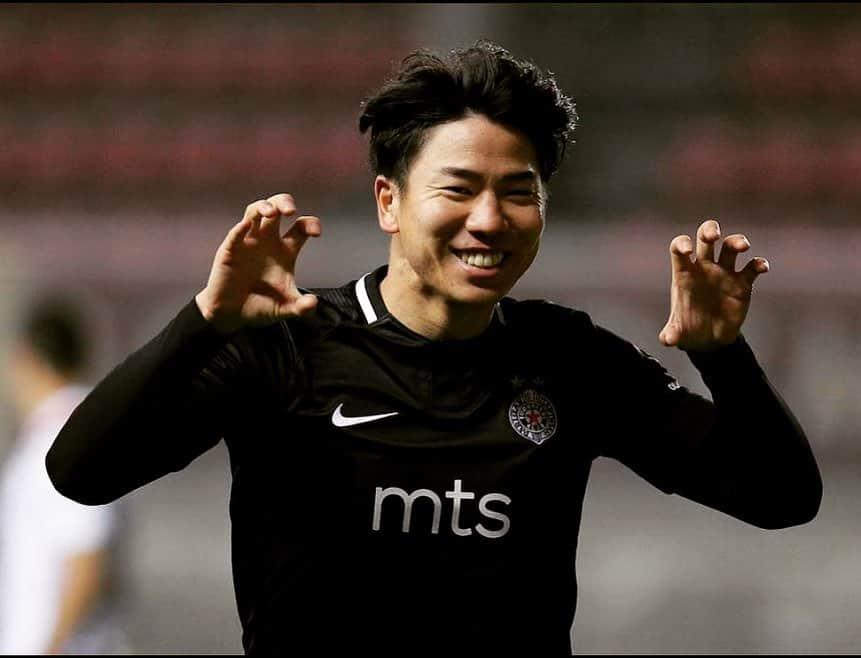 浅野拓磨のインスタグラム：「⚫️😁⚪️ 　 #smile  #enjoy #goal #victory」