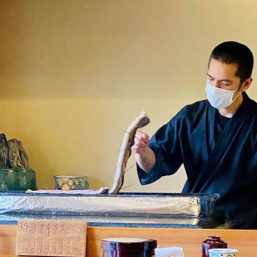 田辺晋太郎さんのインスタグラム写真 - (田辺晋太郎Instagram)「【極上の昼鰻！@ #炭焼き鰻瞬】  静岡駅から車で20分、素晴らしい庭園を持つこちら、#瞬 にて鰻三昧！  まずは唐墨餅から。 麻機蓮根の揚げ物に辛子味噌、山椒の効いた肝の煮凝り。 #鰻 のスープの中身はサイコロ状に切った #鮑、#フカヒレ、採れたての蕪と零余子。  #日本酒 とかくも合うかの肝焼きに茎山葵の酢漬け。  震えるほど美味しかった尾鰭と浅漬け奈良漬けの海苔巻き！これには参りました！  う巻きの上にひれ焼きが乗った逸品  脂の旨味がたまらない #天然鰻 #白焼き  そして #鰻重 あぁ 旨い、、、  岡田さんの焼きの技術にも改めて感動！！  お連れいただき本当にありがとうございました！！  来年もまたぜひ伺いたいです＼(^o^)／	  #肉マイスター #田辺晋太郎 #うなぎ #うなぎ大好き」12月13日 20時12分 - meat_meister_tanabe_shintaro