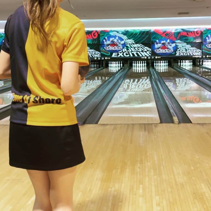 竹原三貴のインスタグラム：「左手上げないようにしたらバックスイングちょっと上がったw  #高回転女子 #볼링 #털어치기 #크랭커 #保齡球　 #bowling #highrev #ボウリング #ボーリング #高回転 #ローダウン #볼링하는여자 #ボウリング練習中 #ローダウン #ローダウン女子 #training #sportbowling #연습중🔥」