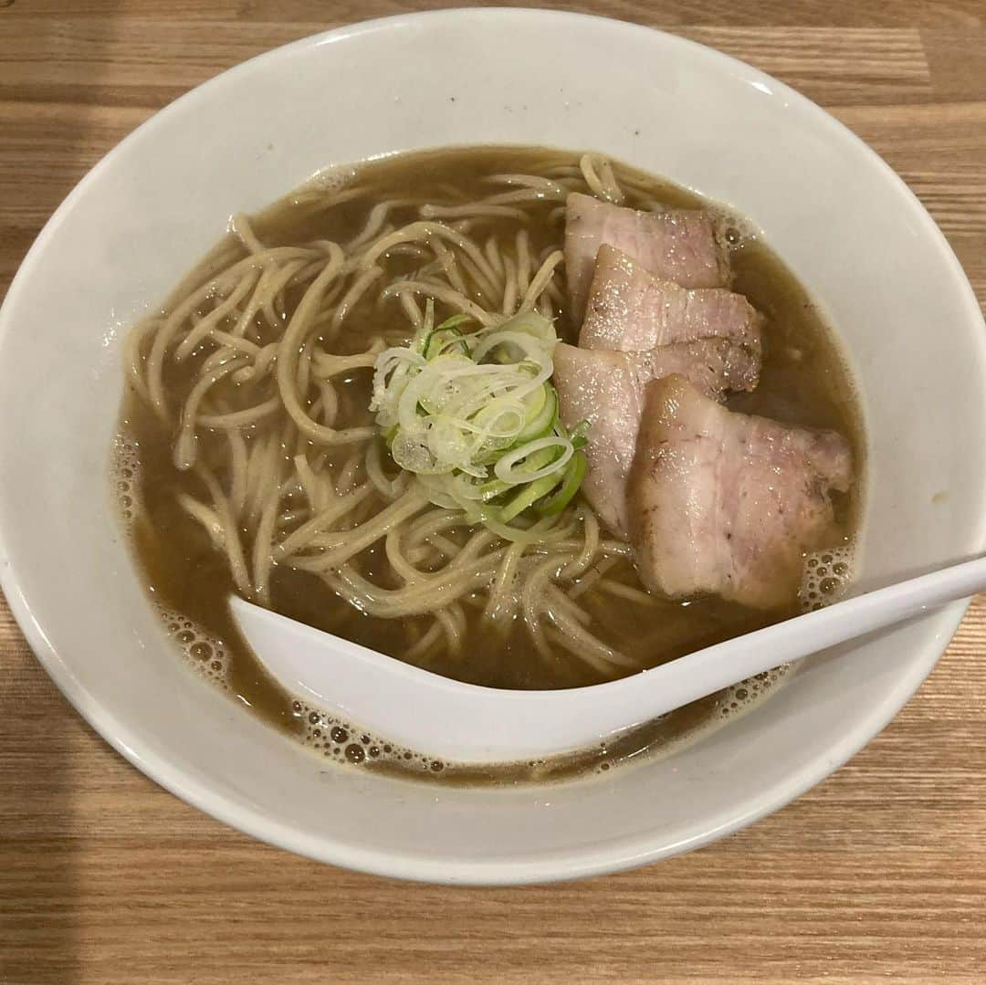 ミユのインスタグラム：「すみません、投稿サボってました🏁 #本日のつや麺　(本日じゃないっす) 私も古本で何冊か持ってる　@relaxmag2020 にて渋谷近辺のつや麺を紹介しています。 ラーメンを食べている時間は一瞬でも着丼するまでの間、頭に流れる音はさっき聴いていた曲だったり、食べ終わった後の口の中に残る出汁の旨み、額に滲む汗、火傷した先っちょの舌、諸々の余韻と共に聴きたい曲が変わったり。 ひとりでも楽しんでいただける曲も共にセレクトしているので一杯のための前後の時間も楽しんでみてくださいナ🤸🏻‍♀️」