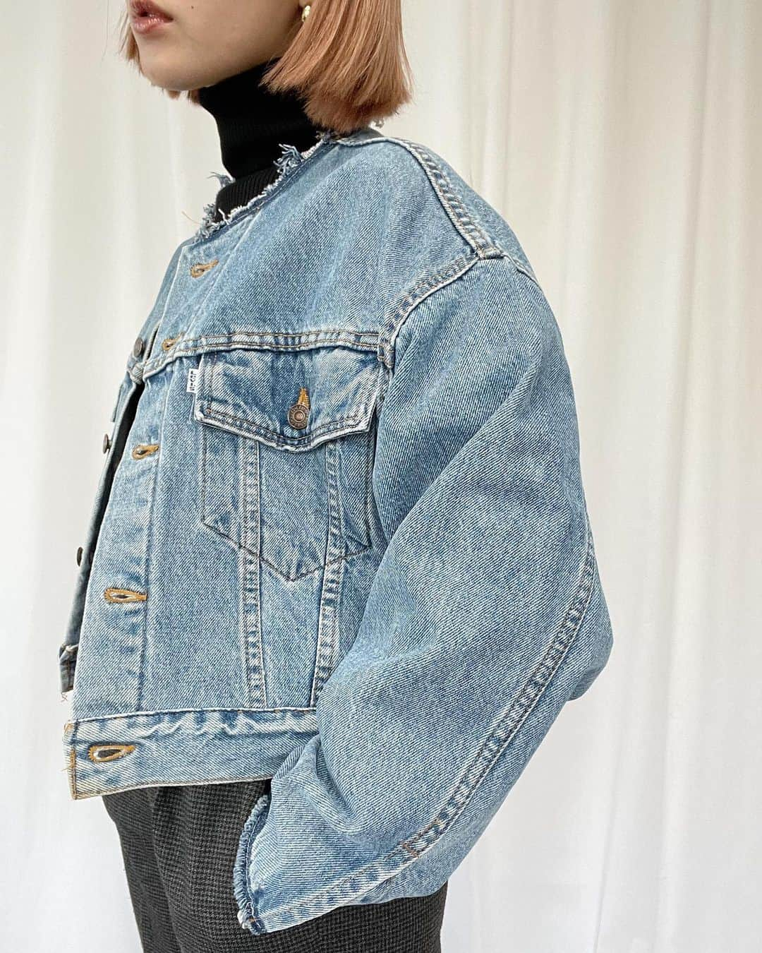 田代裕美恵のインスタグラム：「Short denim jacket ③ / From BONUM . . . ヴィンテージのリメイクのシリーズで 1番着丈が短いデザイン💙 . 身幅は広く、 着丈が短いので バランスが取りやすい型です☺️ . お袖は切りっぱなしです✂️ . . Now on sale @gelsomino . #vintagelevis #denimjacket #デニムジャケット #アウター」