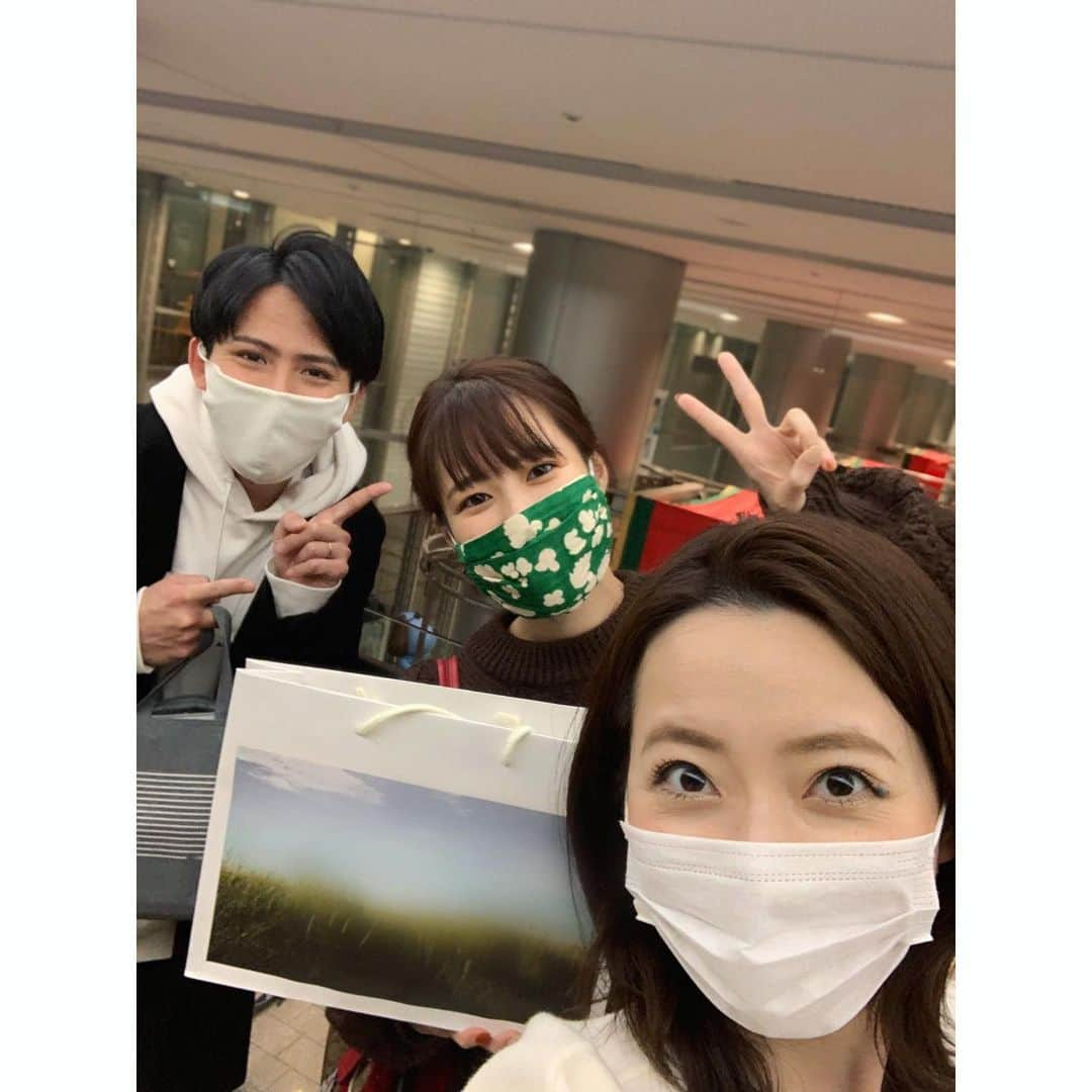 内田嶺衣奈さんのインスタグラム写真 - (内田嶺衣奈Instagram)「今日12月13日は、 同じ金曜αメンバー鈴木唯アナウンサーのお誕生日です🎂❤️  という事で金曜日に、 ラスト26歳の唯ちゃんと記念写真を😊  「唯ぴょん27になるのー😊？」 と聞くと、 「違います。17歳です🦄」と返答が。 なのでそういう事にしておきます😇  そしてコメントをもらいました📝  鈴木「17歳らしく、元気になんでも挑戦します！笑」  安宅「素数ですね」  …  お後がよろしいようで💁‍♀️❤️  #金曜メンバー #鈴木唯　アナ #HappyBirthday♡ #安宅晃樹　アナ」12月13日 20時10分 - reina.uchida