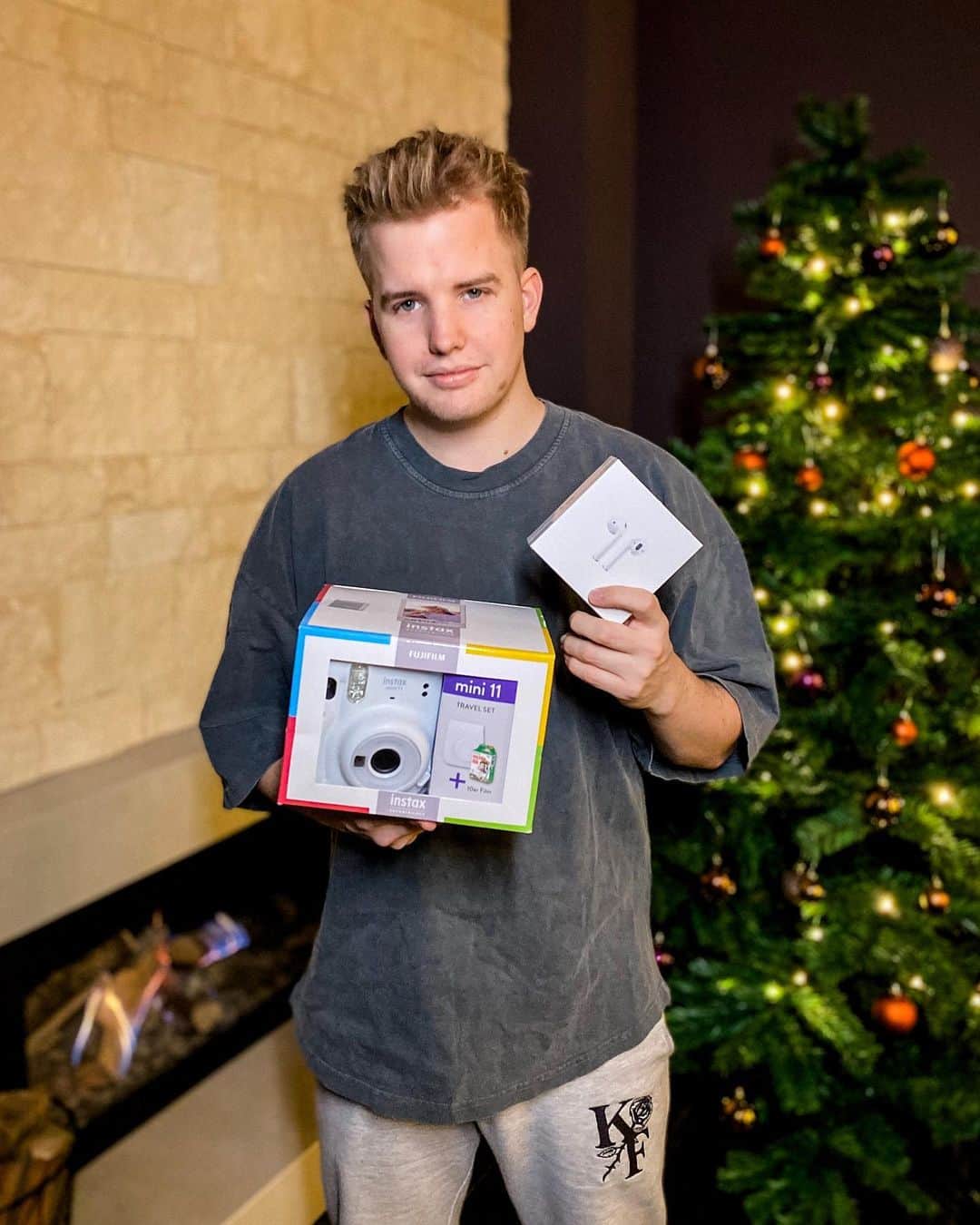 Kayefのインスタグラム：「ᴀɴᴢᴇɪɢᴇ XMASMITKAYEF - Heute verlose ich 1x Airpods 2. Gen + 1x eine Instax Mini Sofortbildkamera für einen von euch 🎁 Bei feinstem Klang paar Schnappschüsse knipsen - Beste Leben! Teilnahmebedingungen: - Folgt mir @kayefofficial - Liked und teilt dieses Foto - Kommentiert was cooles (Z.B welches Lied ihr euch mit den Airpods auf Repeat gönnt) VIEL GLÜCK!!🎄——————————————————————— Teilnahmeschluss ist der 20.12.20 00:00 Uhr, der Gewinner wird öffentlich bekannt gegeben, somit erklärt sich jeder Teilnehmer damit einverstanden in meiner Story verlinkt zu werden, falls er per Zufall ausgelost wurde und gewinnt. Instagram, Apple oder Fujifilm haben in keiner Weise etwas mit dem Gewinnspiel zu tun.」