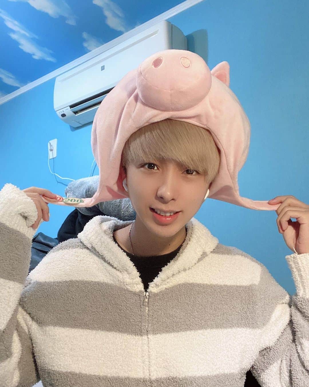 のインスタグラム：「ブヒブヒ〜🐷🐷🐷 ねぇねぇ、餌付けしてくれる？？  #ハム #豚ちゃん #toystory #トイストーリー #韓国好きな人 #韓国好きな人と繋がりたい #韓国男子 #メンズアイドル #アイドル #idol #かっこいい #かわいい #fff #l4l #f4f #ootd #bts #jo1 #ulzzangboy #instagood #instalike #followforfollowback #셀카 #얼스타그램 #팔로미 #얼짱」