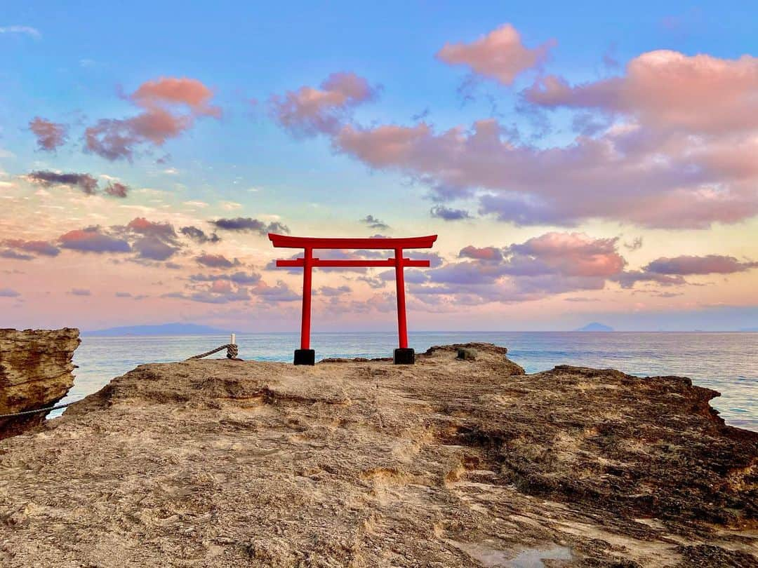 住吉史衣のインスタグラム：「. . 白濱神社⛩ 前に行ってパワーもらえたところ✨ 少し前に再訪してきました🙏往復8時間一人運転🚗w . 潮が満ちていて鳥居まで行くの諦めようかと思ったけど 絶対行きたいと思ってたからしばらく波の様子を観察🧐 波が引くタイミングを掴んでたどり着けた♡ 仕事も恋愛も何事も、、タイミングが大事ということかな！☺️ . . #白濱神社 ? #白浜神社 ?どっち、、 #ご利益ありますように 🙏 #ピンク と#みずいろ と#むらさき のお空 #イルミネーション 綺麗だけど#星空 のほうがすき🌌　 #神社 #パワースポット #白浜 #ドライブ #女子旅 #日帰り旅行 #日帰りドライブ #女子旅行 #仕事仲間 #伊豆 #下田 #静岡県 #絶景 #ピンクの空 #空 #海 #幻想的 #綺麗な景色 #かわいい #ピンク色の空 #女子ウケ #伊豆グランパル公園  .  .」