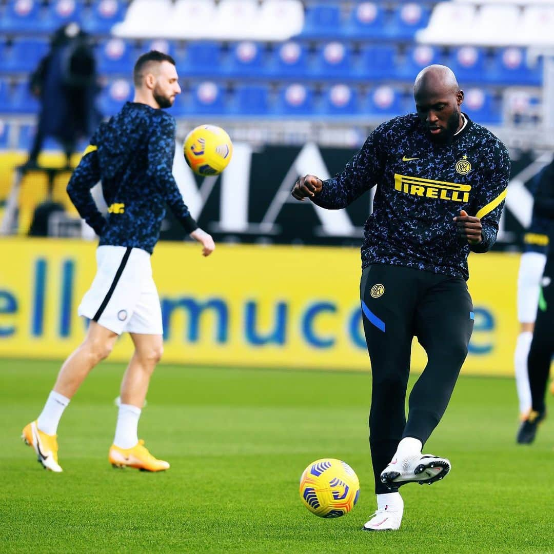 インテルナツィオナーレ・ミラノさんのインスタグラム写真 - (インテルナツィオナーレ・ミラノInstagram)「WARM UP TIME FOR THE NERAZZURRI 🏟🔥 #Inter #ForzaInter #CagliariInter #WarmUp #Football #SerieA」12月13日 20時17分 - inter