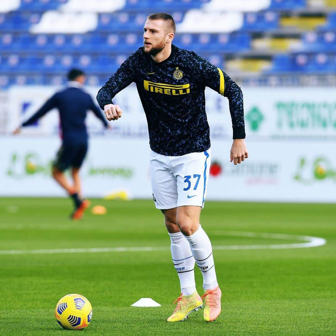 インテルナツィオナーレ・ミラノさんのインスタグラム写真 - (インテルナツィオナーレ・ミラノInstagram)「WARM UP TIME FOR THE NERAZZURRI 🏟🔥 #Inter #ForzaInter #CagliariInter #WarmUp #Football #SerieA」12月13日 20時17分 - inter