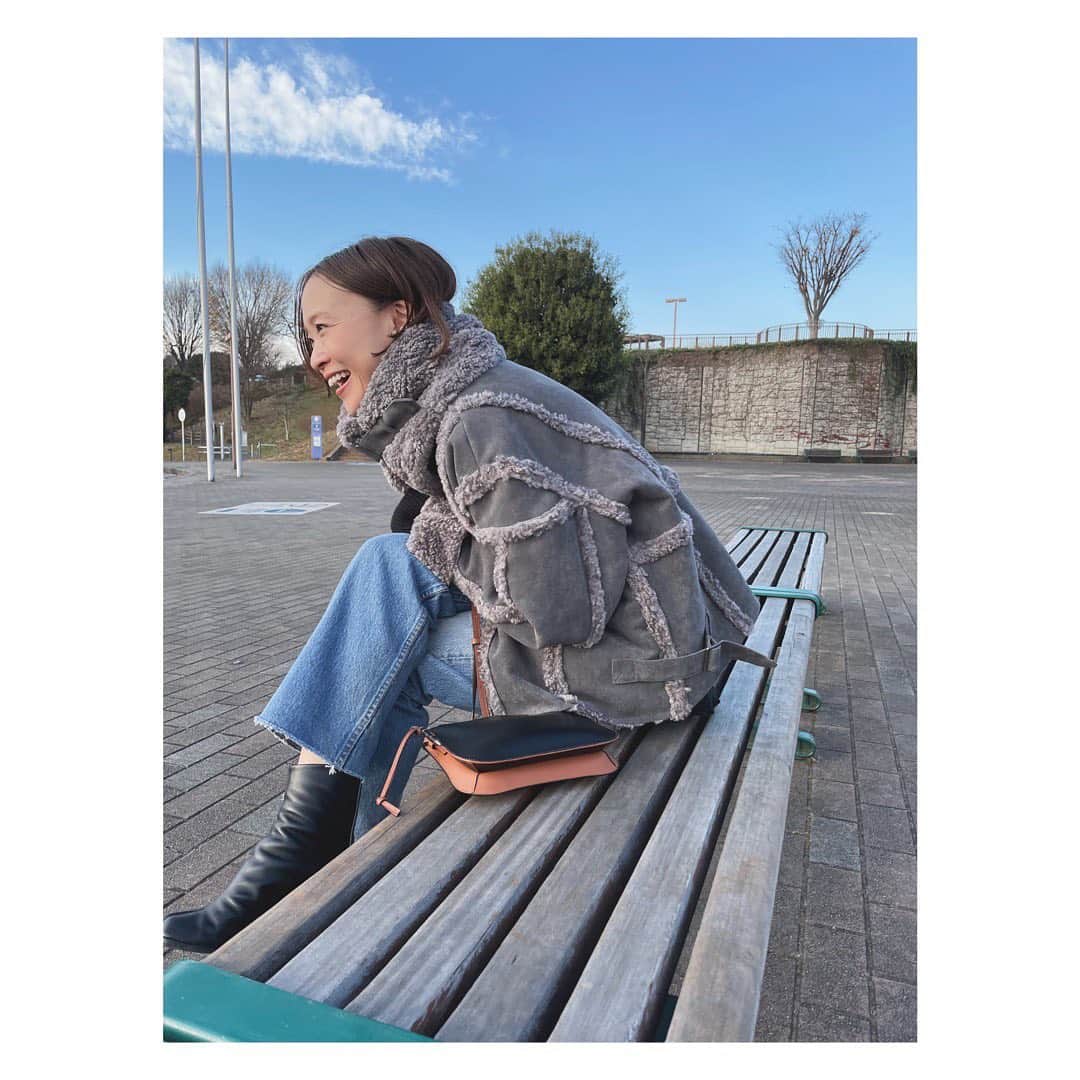 野尻美穂のインスタグラム：「ムートンとデニム。 グレーも新鮮☺️ 明日からもっと寒くなるのかぁ❄️ 手袋どーしよ🤨 #冬コーデ  #perverze #bonum_mihonojiri」