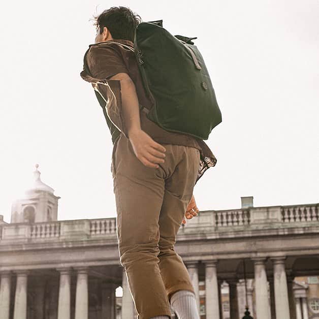 キプリングさんのインスタグラム写真 - (キプリングInstagram)「Getting ready to say goodbye to 2020 be like 💪 #letsdothis A backpack to rule them all! @vladmuresan21 #LiveLight」12月13日 20時19分 - kipling