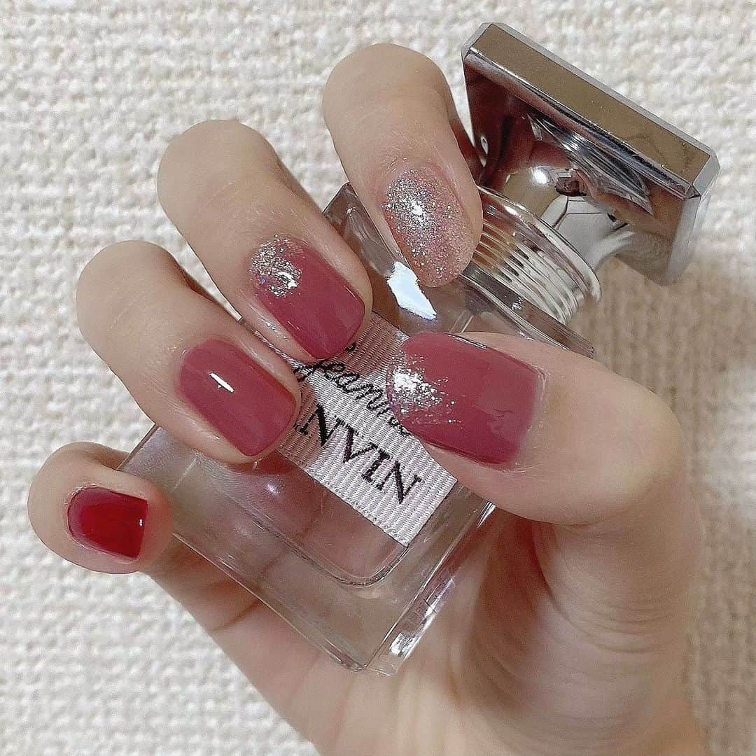 相澤瑠香のインスタグラム：「New nail💅 今年最後のオンライントーク会ありがとうございました！ 最近セルフネイルにハマってます☺︎限定のラメが可愛過ぎる。。💎  #ネイル #セルフネイル #cute #pinknails #rednails #new」