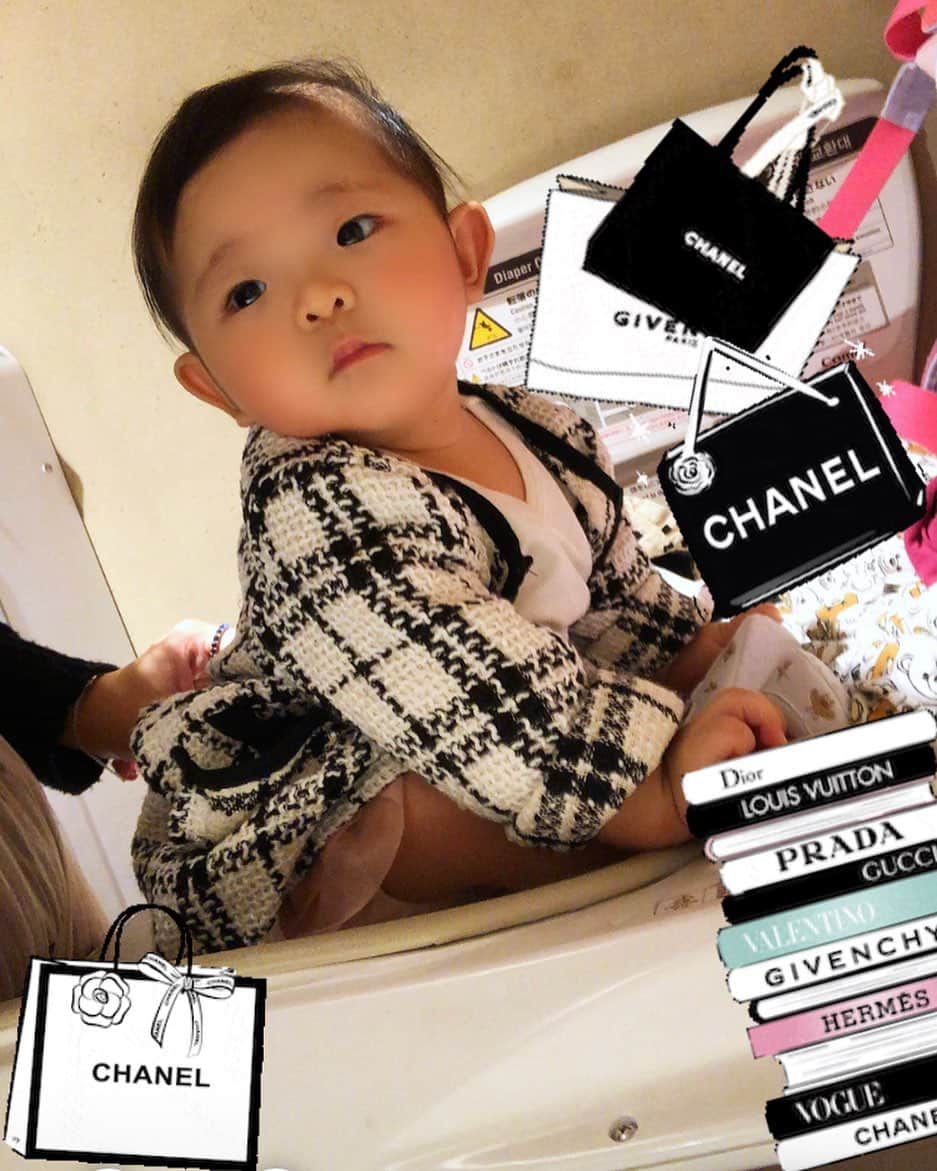 miniのインスタグラム：「CHANEL BABY🖤🤍 赤ちゃん座り♡可愛い👶🏽💘 #baby #chanelbaby #ootd #chanel #ベビー #生後5ヶ月」