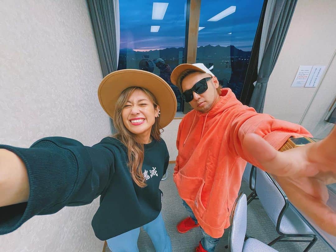 片桐舞子のインスタグラム：「Thank you my home town ♥︎  FM GUNMA主催の「ツナガリズム祭りクリスマススペシャル」で、久しぶりにMAY'S二人揃ってcrewに会えました！  ステージから久々に見るみんなの顔が嬉しくて、本当に、本当に、すごく嬉しかったんだよ。  握手もハグもできない、みんなに一緒に歌ってもらうこともできない、まだまだ元通りではないけれど、私たちとみんなが同じ気持ちでいる限り、絶対また会える。  今までどれだけみんなが私たちのそばにいてくれることを、当たり前に思わせてもらえてたかを、沢山感じたよ。  いつもありがとう♥︎  #mays#39」