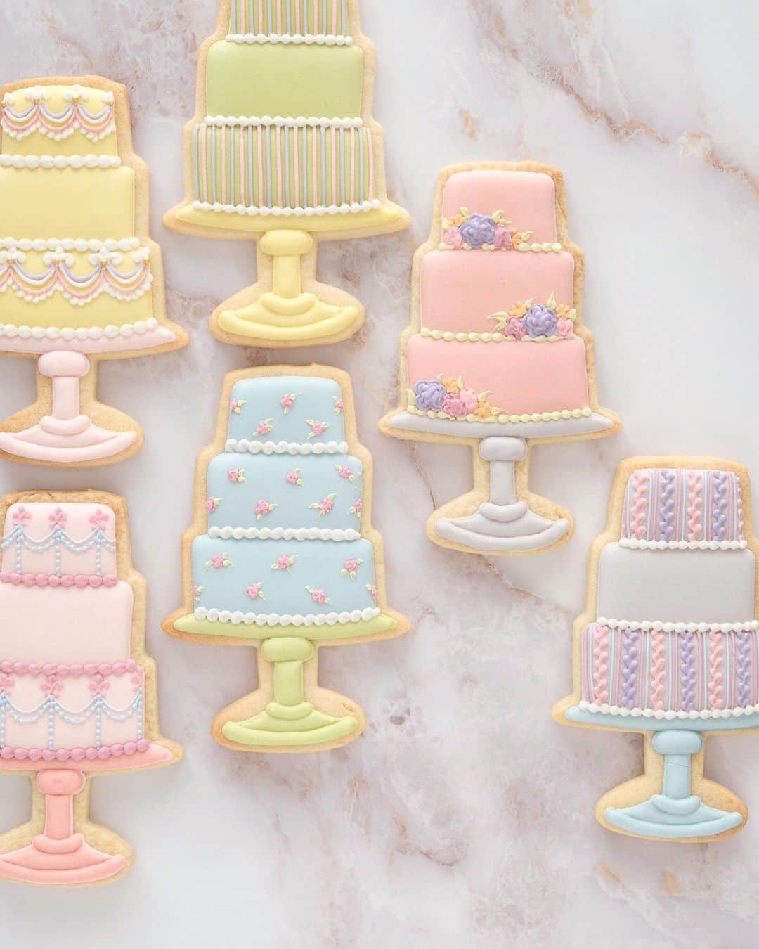 KUNIKAのインスタグラム：「Pastel three-tiered cake cookies 🎂🌷  #artofkunika」