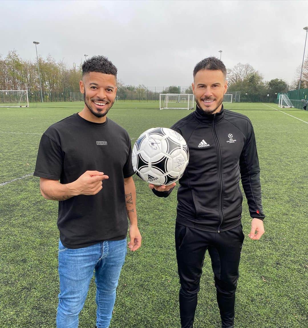 F2Freestylersのインスタグラム：「🚨GIVEAWAY🚨 To thank you for your support this year, for the next 12 days we’ll be giving away some incredible signed items and football memorabilia. Day 1 is a football signed by us and some Chelsea legends including the gaffer himself @franklampard  All you need to do is tag 2 friends below 👇 and we’ll announce the winner tomorrow morning! Good luck! ⚽️ #F2DaysofChristmas」