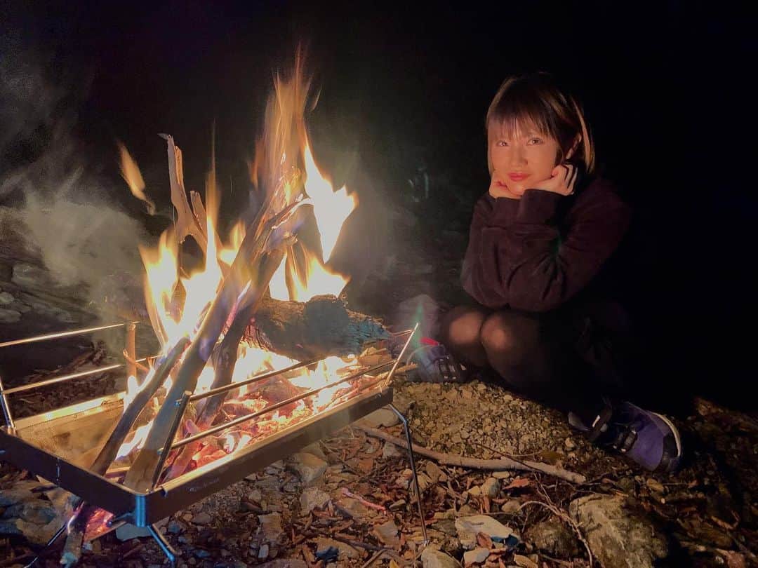 秋丸美帆さんのインスタグラム写真 - (秋丸美帆Instagram)「私がやりました☺️もーえろよ、燃えろーよー🔥🏕  #fire #campfire #bushcraft #kyushu #camp #キャンプ #キャンプファイヤー #ブッシュクラフト #炎 #焚き火 #九州 #りんたこみっぴの釣りキャンプ」12月13日 20時27分 - mippy34