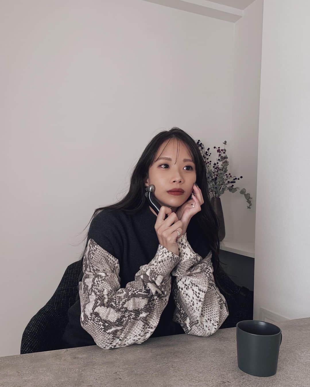 藤木祐凪のインスタグラム：「顔のむくみ取りに☺️ テレビ見ながらするのが日課📺 EMSが流れて美容液の導入までできるから 今まで使ってたコロコロより効果がある気がする😏💓  #ヤーマン #wavyminiforsalon #美顔ローラー #リファ」