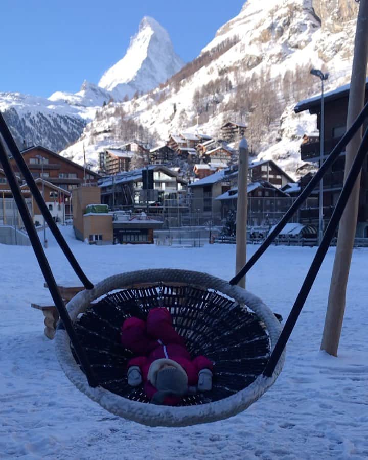 太田エイミーのインスタグラム：「Good morning Matterhorn ! Finally got some much needed vitamin sun ☀️ found this little playground on our morning walk. Simply spectacular! #zermatt #zermattswitzerland #zermattmatterhorn #myswitzerland @zermatt.matterhorn @switzerland.vacations @the.fashionistas.diary @the.stylish.project」
