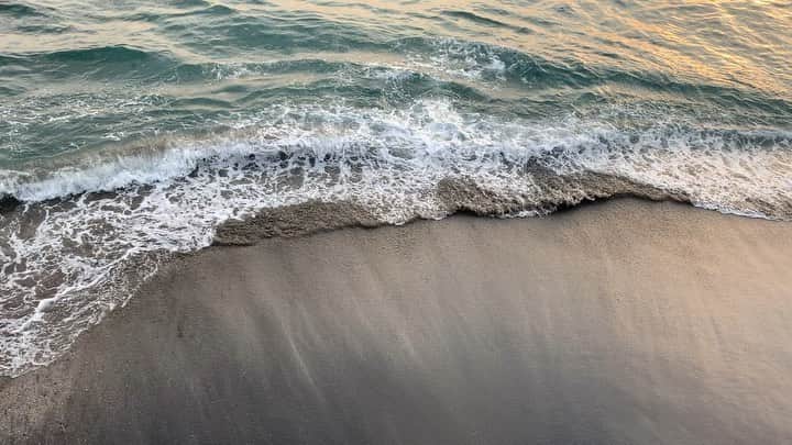 のインスタグラム：「東京は陽が落ちるのが最近16:30くらい🌊・ 大事に過ごさなきゃ毎日あっという間に終わっちゃうなぁ😲💭・ ・ ・ ・ #sunset #beach #beachside #healthylifestyle #海 #波 #wave #海が好き」