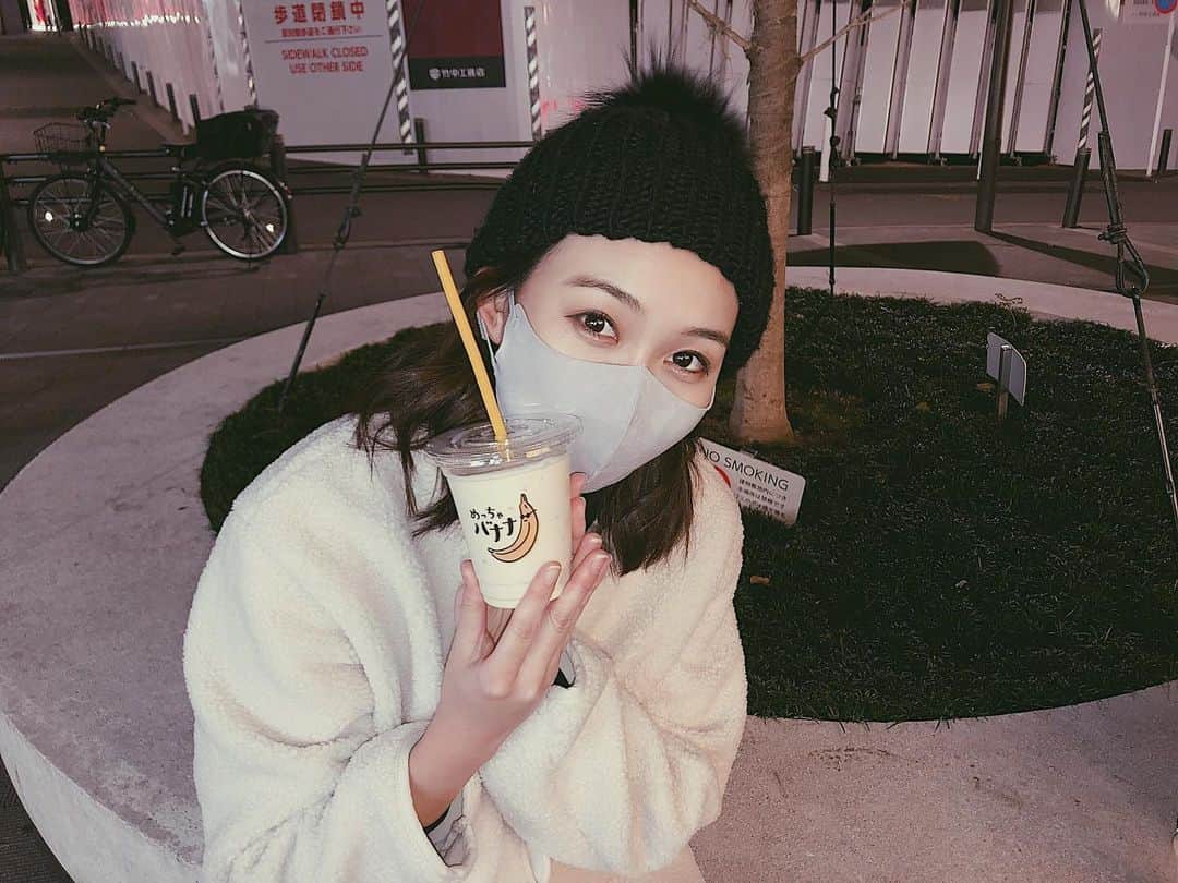 澤田桃佳のインスタグラム：「#めっちゃバナナ の閉店５分前に滑り込みバナナ〜〜〜🍌🍌🍌 美味しすぎたっ！！！！！ その名の通り、めっちゃバナナやったよ（笑）  .  .  .  .  . . #渋谷グルメ #渋谷カフェ #渋谷ヒカリエ  #スムージー　#バナナジュース　#ニット帽 #渋谷　#shibuya #tokyo #japan #japanesegirl」