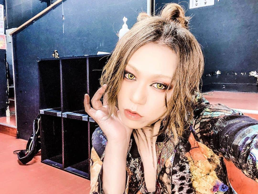 美月 さんのインスタグラム写真 - (美月 Instagram)「ライブありがとうございました。 素直に喜べないのも悔しいけれどリアルの感触は確かでした。 今日も対策に協力頂いてありがとう。  今日はおだんごや。」12月13日 20時33分 - mizuki_the13