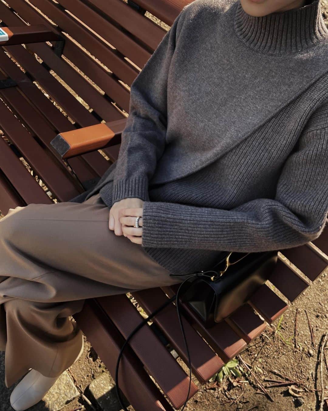 のインスタグラム：「.﻿ WOOL100%の柔らかい糸を、編地変化と重ね着をしているようなデザインで表情豊かに見せたニットトップスは12/16-の新作です。﻿ ﻿ 暖かみのある糸をシックなカラーで大人っぽく仕上げました。珍しいブルーも可愛いです◎派手じゃない、くすみブルーです。同時発売のCosmical warm straight PTと合うようにカラーを選定しています。﻿ ﻿ ＿＿＿＿＿＿＿＿＿＿﻿ Different knit long tops 12/16-﻿ Cosmical warm straight PT 12/16-﻿ #RIMARK」