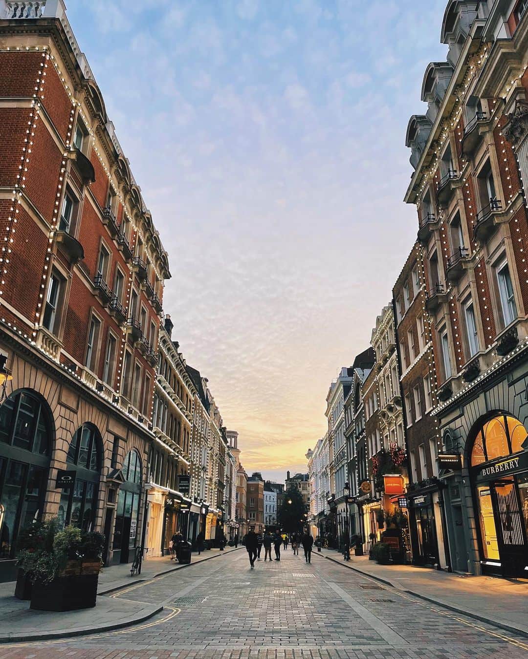 @LONDON | TAG #THISISLONDONさんのインスタグラム写真 - (@LONDON | TAG #THISISLONDONInstagram)「🌅 @MrLondon with a #CoventGarden sunset! #KingStreet always looks magical in the low light! 🌇  Happy Sunday everyone! ❤️ ___________________________________________  #thisislondon #lovelondon #london #londra #londonlife #londres #uk #visitlondon #british #🇬🇧」12月13日 20時36分 - london
