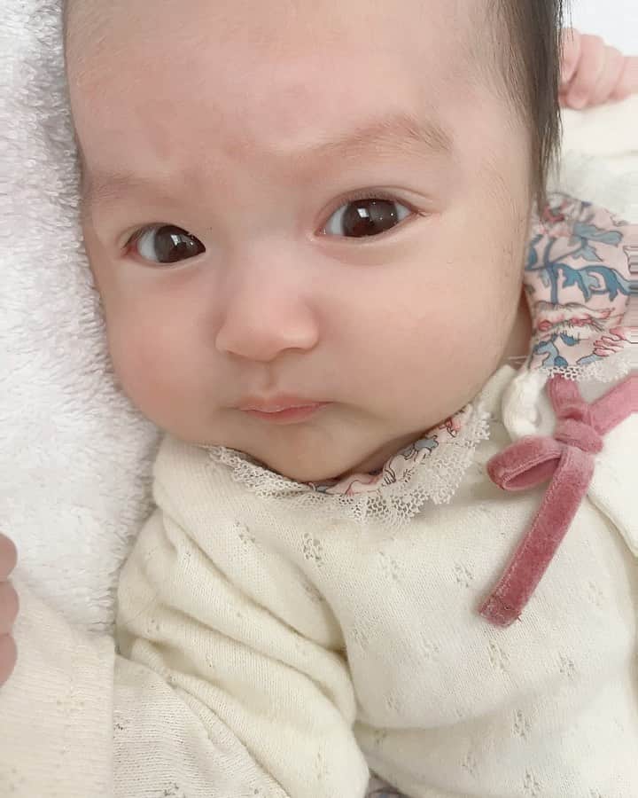 のインスタグラム：「sisterの困り顔(´･_･`)  #生後1ヶ月  #babygirl」