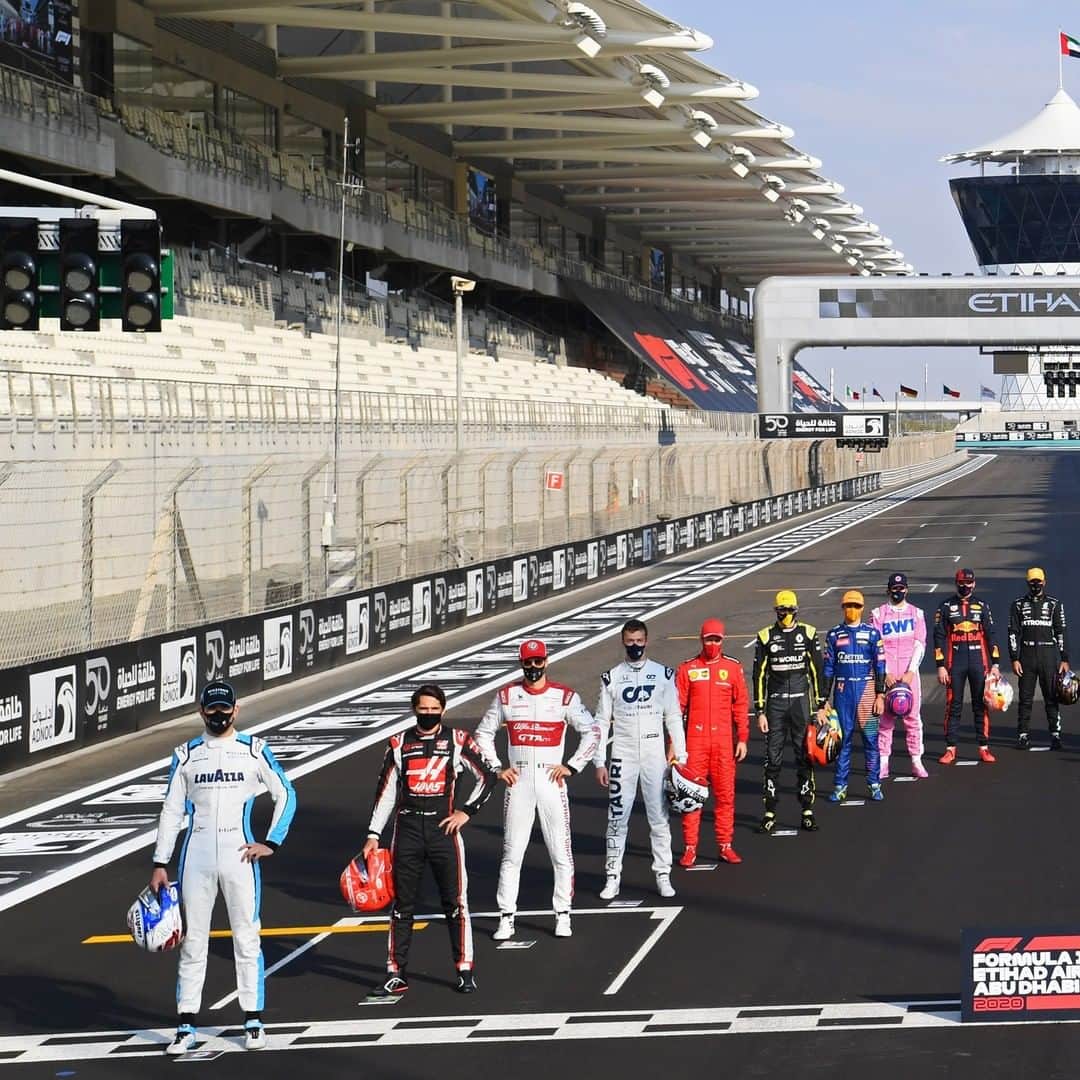 F1さんのインスタグラム写真 - (F1Instagram)「One last group shot 📸  👏👏👏 to all the 2020 drivers!   #AbuDhabiGP 🇦🇪 #F1 #Formula1」12月13日 20時48分 - f1