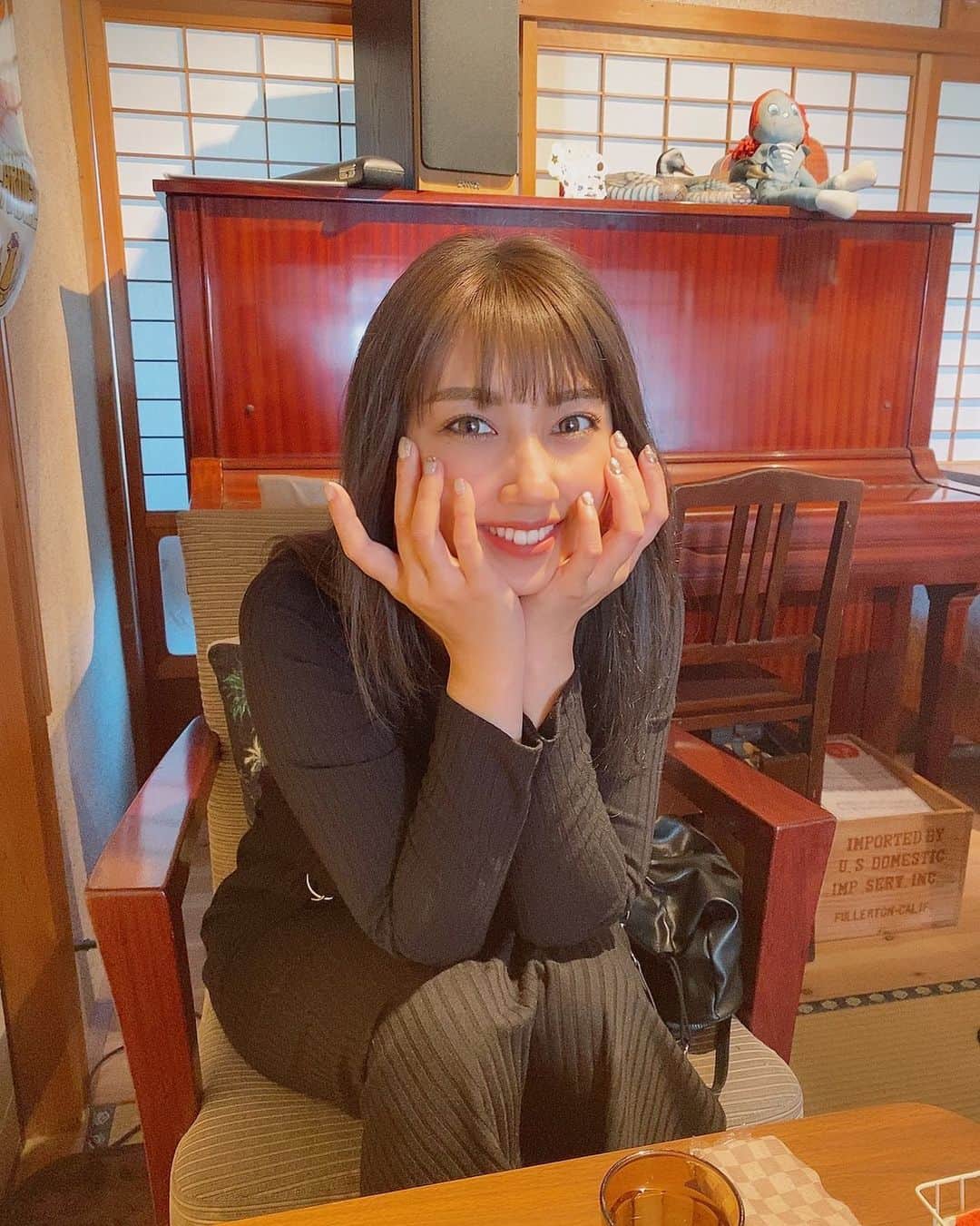 YUMIKAのインスタグラム：「ハンバーガー🍔の出待ち中😋 お婆ちゃん家行ったみたいで癒された〜🏡 #dayoff #cjd_yumika」