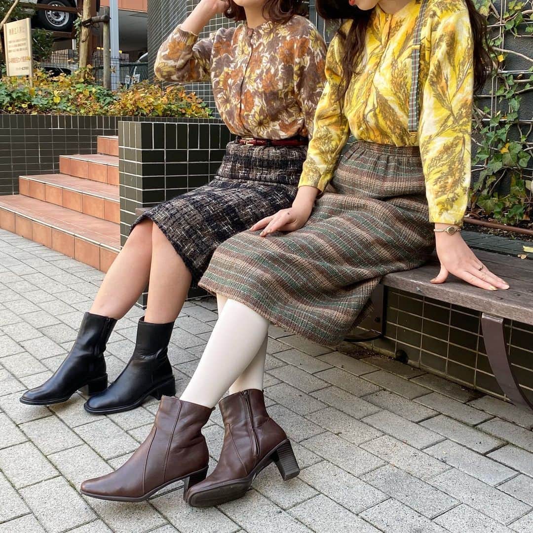 NUTTY Vintage&Collectibleのインスタグラム：「🇺🇸NEW ARRIVAL🇺🇸 from U.S.A  「どちらがお好み？♡」  ☑︎old&vtg brown wool skirt  週明けの新入荷💖 ぐっと装いが冬らしくなる、ウールのストレートスカートを入荷いたします☃️  ブラウンベースでコーディネートをきゅっと引き締め、小洒落たムードに。  膝下丈の程よい長さで、ブーツとの相性も抜群です。  バイヤー選りすぐりの アメリカより買い付けたばかりのNEWアイテムは メンテナンス後、順次お出ししております！  SNS掲載アイテムは通販も可能ですので お気軽にお問い合わせ下さい💌  NUTTYで今冬のお洒落を お楽しみいただけますように…♡  🛒VINTAGE ONLINE STOREにてお買い求めいただけます🛒 5%OFFクーポンコード【shop120thx3】(~12/25迄）  ------------------------------------ 🛍NUTTY通販について🛍 ------------------------------------- ＜ONLINE STORE＞ VINTAGE▶︎http://nutty.theshop.jp/ USED SELECT▶︎https://nuttyselect.official.ec/ （プロフィールページURLよりjump🕊） ㅤㅤㅤㅤㅤㅤㅤㅤㅤㅤㅤㅤㅤ ＜VIDEO CHAT SHOPPING＞ テレビ電話をお繋ぎして、リアルタイムでご案内いたします。詳細は過去の投稿をご覧ください。」
