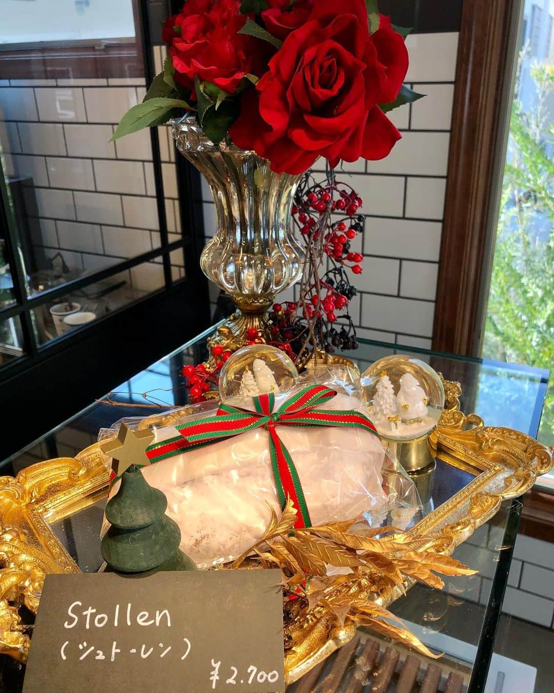 岡部亜紀のインスタグラム：「シュトーレン🎄❤️ クリスマスが近づいてくる間、カウントダウンしながら少しずつスライスして食べるパン菓子なんだって、オサレやね〜😆紅茶と一緒にいただきます☕️✨」