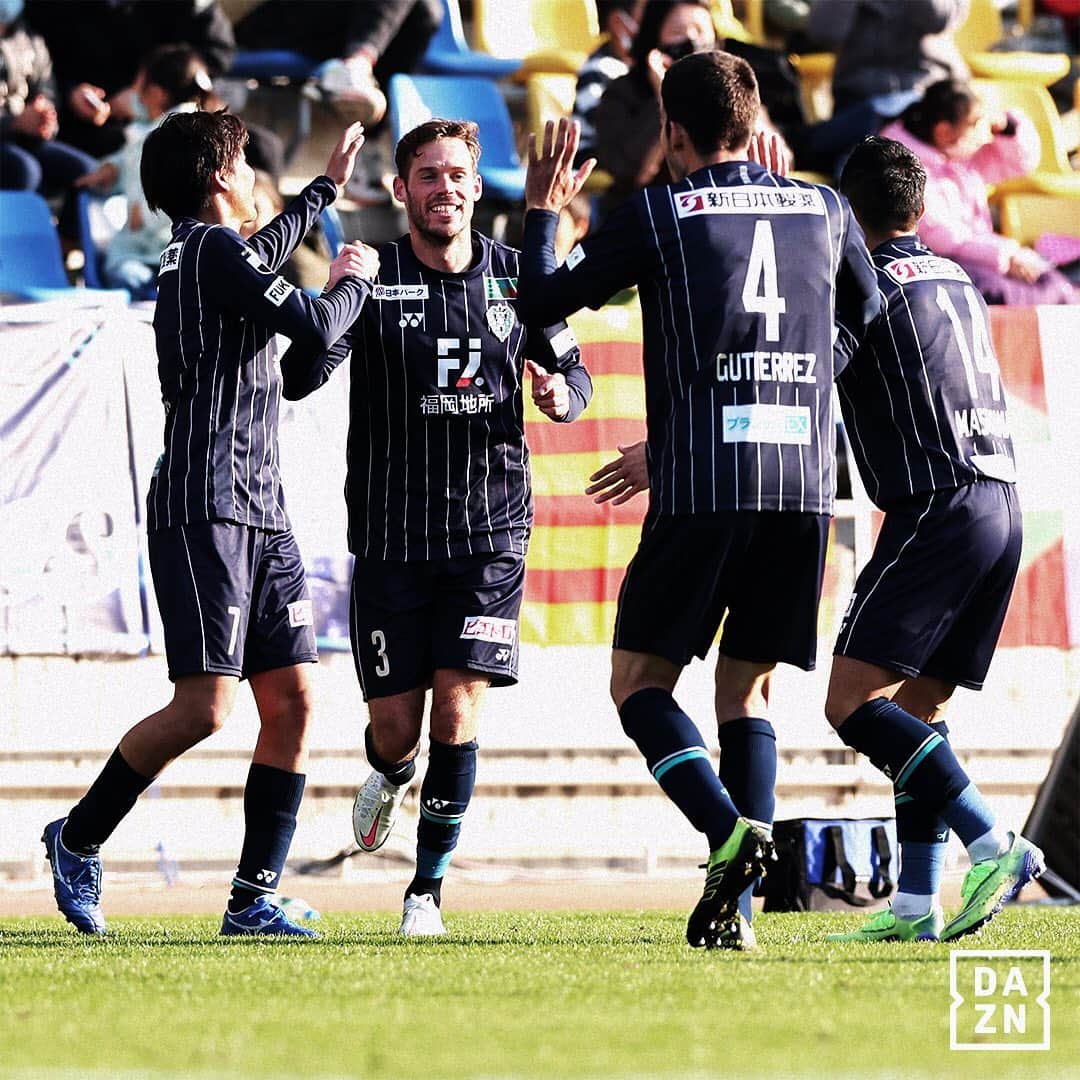 のインスタグラム：「. ／ 福岡&長崎が2発快勝‼ 三つ巴の優勝&昇格争いはさらなる混戦へ ＼ . 上位3チームが同時刻キックオフで迎えた今節。 . 長崎は28分、 #角田誠 がCKに合わせて先制すると、32分には #大竹洋平 が技ありボレーを流し込んで追加点。 一方の福岡は63分に #エミルサロモンソン 、続く65分に #遠野大弥 が豪快な一発を叩き込み、3試合ぶりの白星を手にした。 . 首位・徳島が引き分けたため、残り2試合を前に3位までの勝点差は「5」に縮まった。 . 🏆明治安田生命J2第40節 🆚福岡×京都 🆚東京V×長崎 📺#DAZN で見逃し配信中 . #avispa #vvaren #football #soccer #jleague #j2 #jリーグ #おうちでDAZN観戦 @avispaf @vvarennagasaki_official」