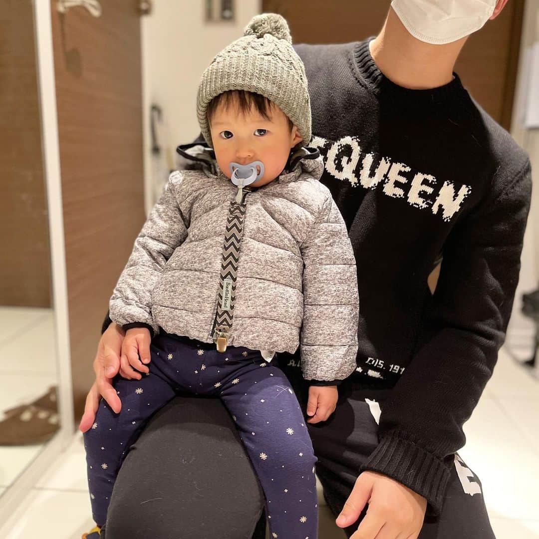 のインスタグラム：「初ニット帽🥰  #1歳8ヶ月 #キメ顔」