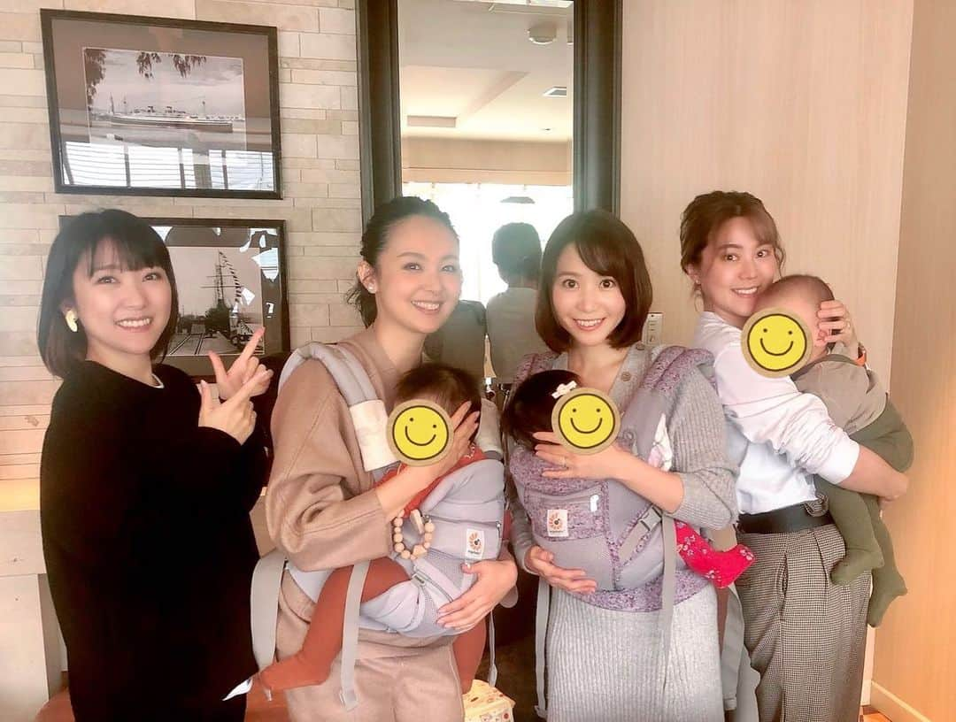 白石みきさんのインスタグラム写真 - (白石みきInstagram)「先日金田美香ちゃん　渡辺志穂ちゃん　森山愛子ちゃんとランチ♡  懐かしい話しから子供の事やら話が尽きないっ尽きないっ！  しほちゃん&息子君にもやっと会えました❤️  愛は子供達から人気者で、みーんな愛をジーーーっとずっと見つめてました🤣なんだか愛からは癒しのオーラが出ているみたいだよ💕  またすぐ集まりたいね♡  #lunch #ブランチ仲間 #mama #ランチ #しほちゃん息子君と色違いタイツ💕#シリーサイラス #sillysilas #話し足りない」12月13日 20時56分 - miki_shiraishi1115