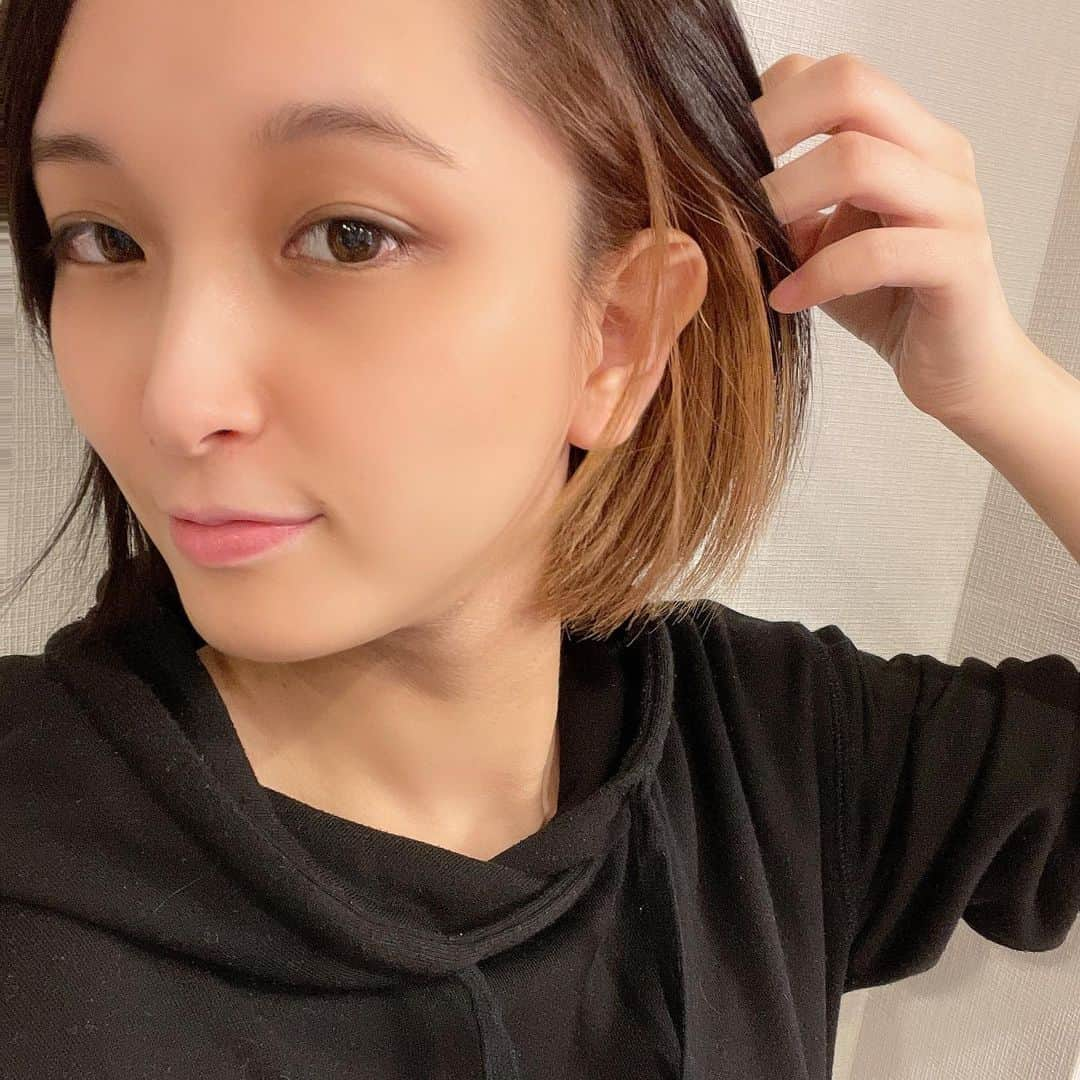 ぱにゃえのインスタグラム：「初めてブリーチした💇‍♀️ まずは初心者なので片方だけね笑  #ハイライトボブ  #インナーカラーボブ」