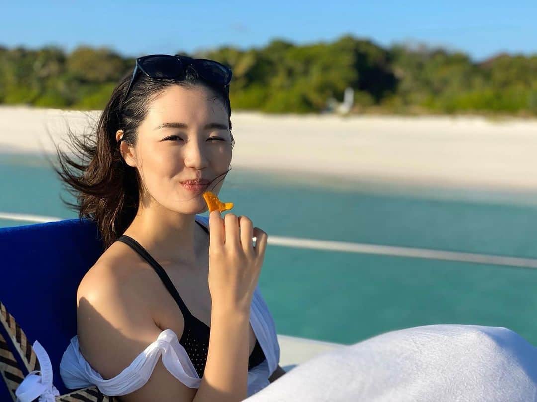佐藤仁美のインスタグラム：「家でも海でも 君はいつも何か食べているね。  え？  今年はまだ諦めない。 海外行きたいもん。  #eatonthebeach  #え ？」