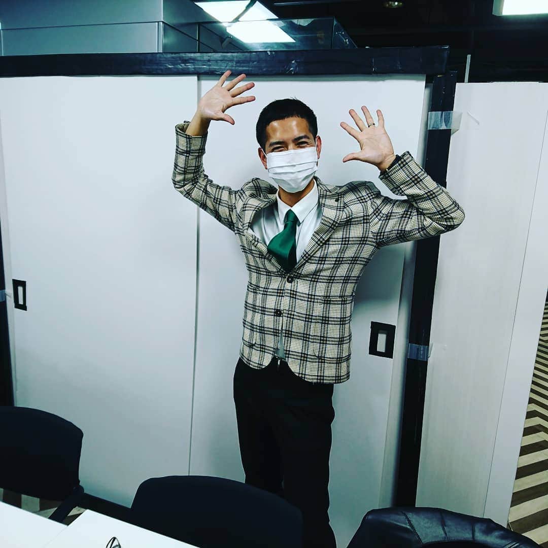 宮川英二さんのインスタグラム写真 - (宮川英二Instagram)「めちゃくちゃ久しぶりだなーInstagram  先日、八王子で我々ボーイフレンド、なかざわゆうき、ボーイフレンドYouTubeチャンネルで撮影させて頂いたりとお世話になりまくっている！ ヘアーサロンパンチさんに、 カットしてもらいに行ってきましたー！ いつも優しいし楽しいし癒されるー！ また行きますー！  #八王子ＫＡＫＡＲＩtv #八王子出身芸人 #八王子ヘアーサロンパンチ #hairsalonpunch #眉カットも #炭酸シャンプーも #スッキリしましたー #癒されたー #また行きます」12月13日 20時53分 - boyfriendmiyakawa