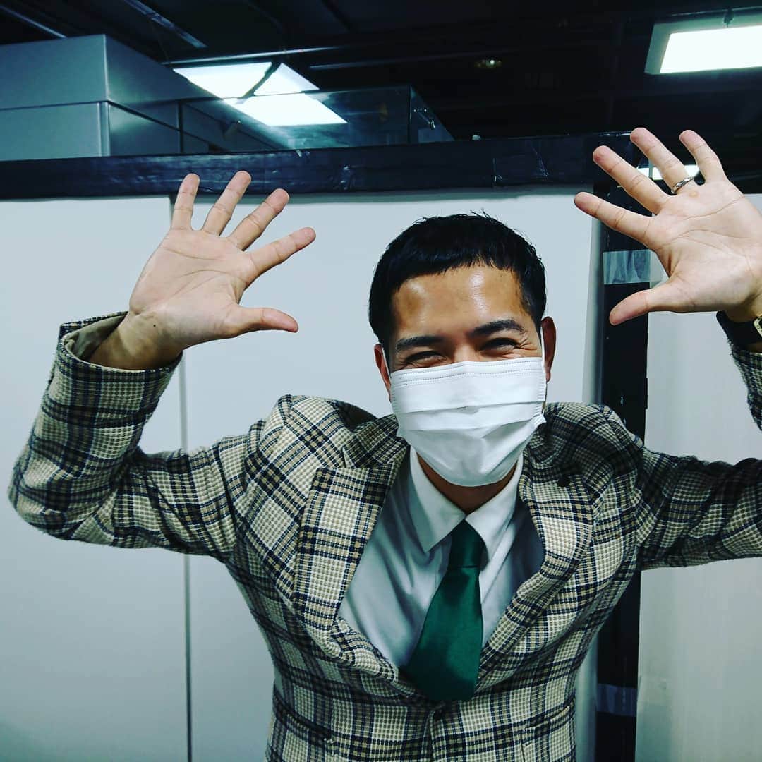 宮川英二さんのインスタグラム写真 - (宮川英二Instagram)「めちゃくちゃ久しぶりだなーInstagram  先日、八王子で我々ボーイフレンド、なかざわゆうき、ボーイフレンドYouTubeチャンネルで撮影させて頂いたりとお世話になりまくっている！ ヘアーサロンパンチさんに、 カットしてもらいに行ってきましたー！ いつも優しいし楽しいし癒されるー！ また行きますー！  #八王子ＫＡＫＡＲＩtv #八王子出身芸人 #八王子ヘアーサロンパンチ #hairsalonpunch #眉カットも #炭酸シャンプーも #スッキリしましたー #癒されたー #また行きます」12月13日 20時53分 - boyfriendmiyakawa