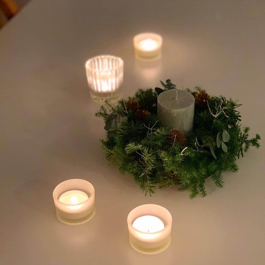 佐藤友子さんのインスタグラム写真 - (佐藤友子Instagram)「今年は部屋に大きなクリスマスツリーは飾らないことにして、その代わり食卓の真ん中にクリスマスリースをイメージしたアレンジメントをいつも飾っておくことに。  今夜は冬の夜らしくクリームシチューにしたのですが、食卓にクリスマスムードが漂うせいか、いつもよりあたたかい気持ちでホクホクと食べられました😌」12月13日 20時54分 - tomokosato_hokuohkurashi