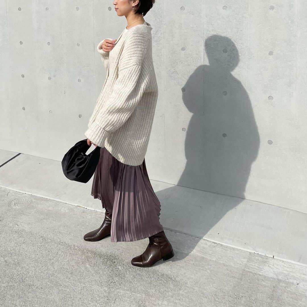 のインスタグラム：「・ たっぽりニットにプリーツスカート◡̈ 王道スタイルだけどやっぱり好き♥︎ トップスとスカートは @grl_official ◡̈ 上下合わせて2,500円でお釣りがくる衝撃プライス🥺✨ ・ ・ #fashion#coordinate#ootd#outfitoftheday#outfit#locari#mineby3ootd#grl#153cm#グレイル#大人カジュアル#プチプラ#ママコーデ#スカートコーデ#低身長コーデ#おちびコーデ」